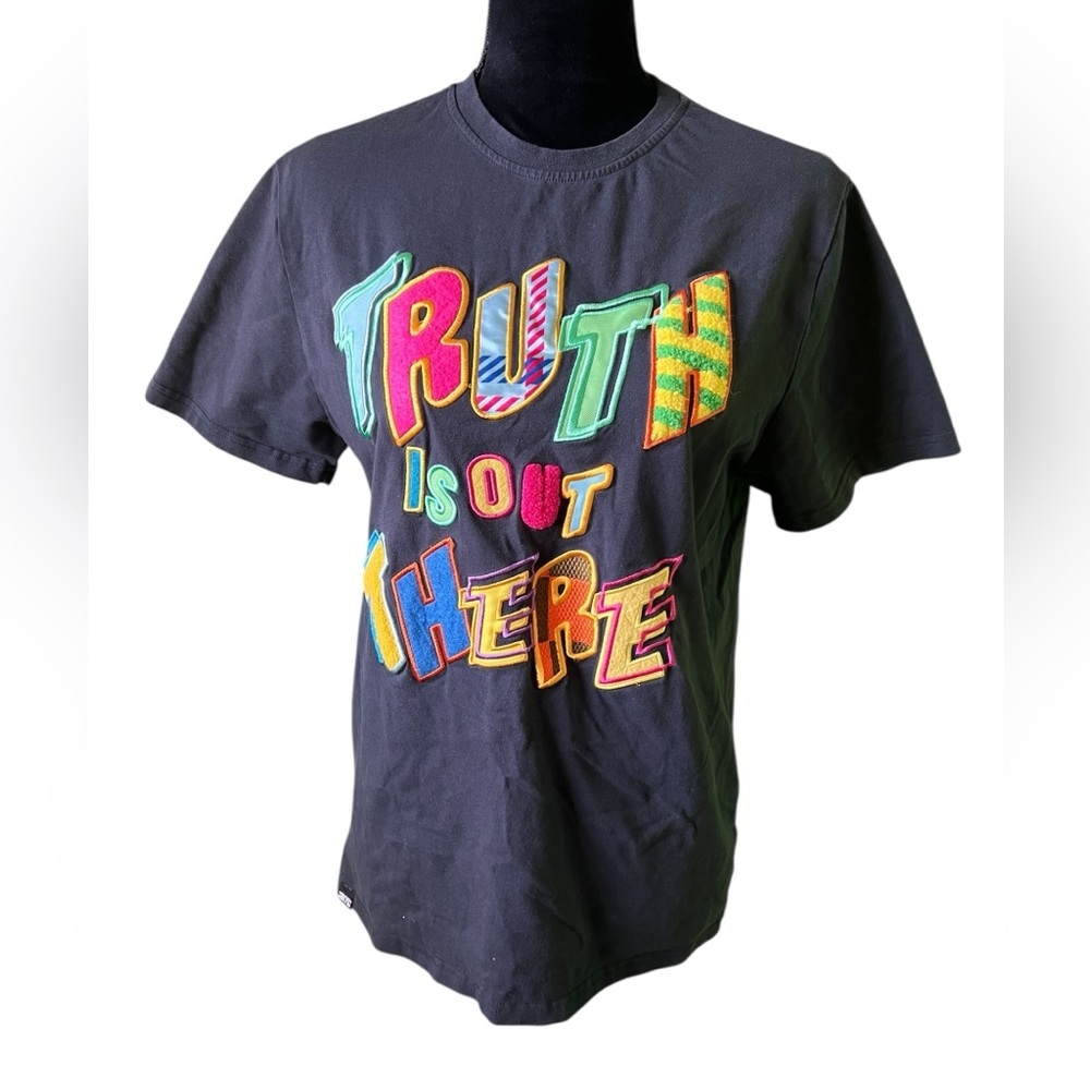 BKYS Graphic Truth is out There 90s color vibrant short sleeve tee‎ Small